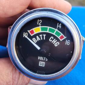 827272 Stewart Warner Vintage Stewart-warner Ftbatt Chgft Voltmeter 10-16 Vdc 2-1/2 Inch Dia Case