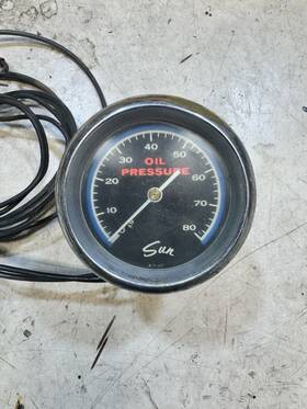 879-021 Sun Vintage 2 5/8 Inch - 80 Psi Blueline Oil Pressure Gauge With Bracket